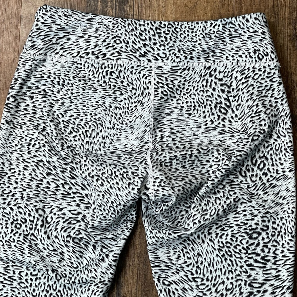 REEBOK White Snow Leopard Print Capri Leggings M - Picture 7 of 9